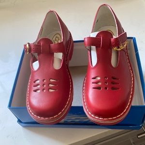 Girls shoes. Beautiful red leather. European size 31. New.